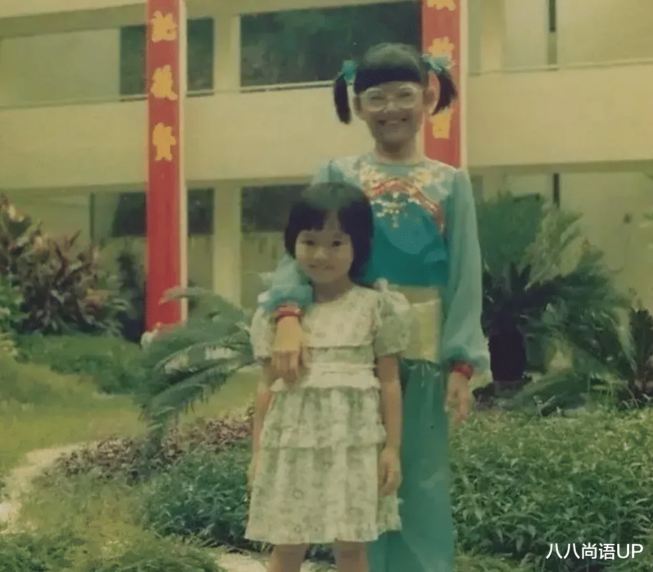 45岁孙燕姿和亲妹妹,长着同款眼睛高鼻梁、尖下巴,人生却大不同