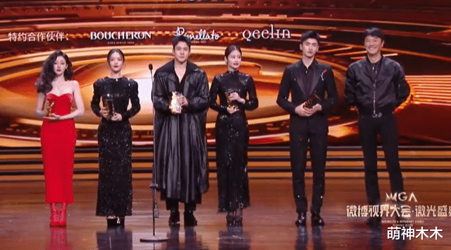 微光盛典太尴尬!何炅主持嘴瓢,颖儿蔡文静撞衫,嘉宾累到打呵欠