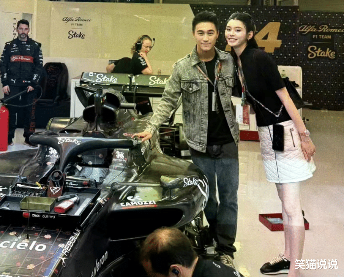 奚梦瑶何猷君亮相赛车场：夫妻甜蜜合照秀恩爱，何超欣同游很欢乐！