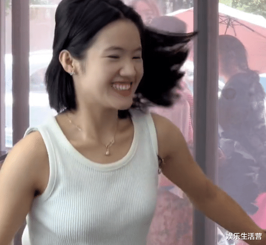 春夏穿搭 李勒优当老板，厨师不戴帽子手套，晋嫂戴美甲帮厨，网友：早晚塌