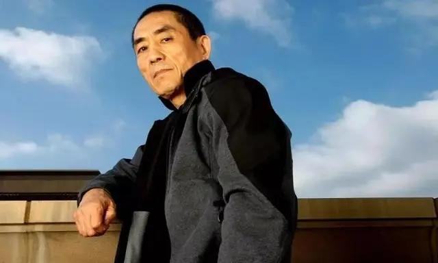 张艺谋|有人问张艺谋:你身家几十亿,为什么残疾弟弟还在家修自行车?