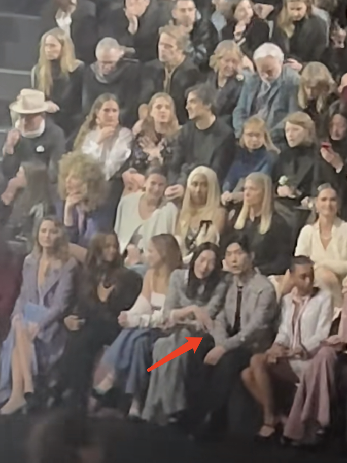 刘雯|刘雯井柏然首次公开合体!在巴黎时装周同框看秀,四目相对互动超甜