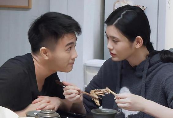 何超莲自曝婚后生活,称和窦骁已分居1个月,被疑结了个假婚