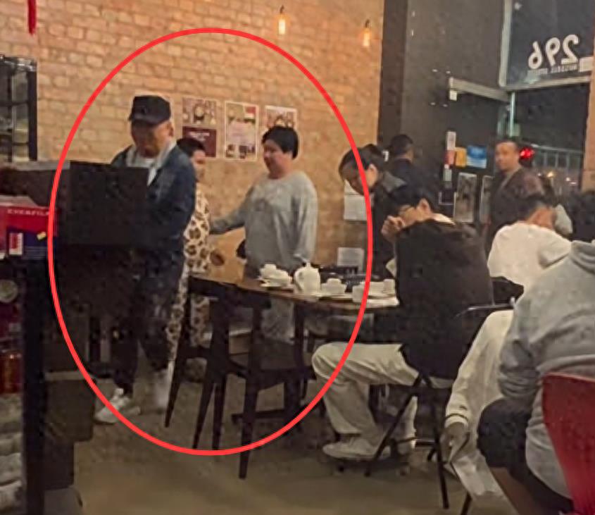 曝郭德纲移民澳洲住富人区，全家穿睡衣出门，8岁的儿子不上学争议