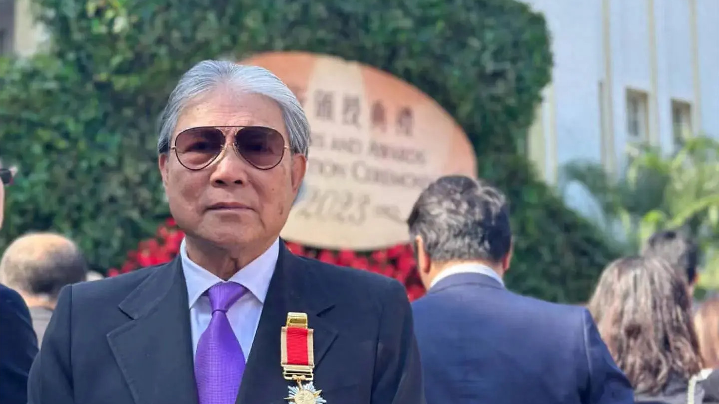 霍震霆获香港最高荣誉，三子到场祝贺，郭晶晶精心打扮气场变强