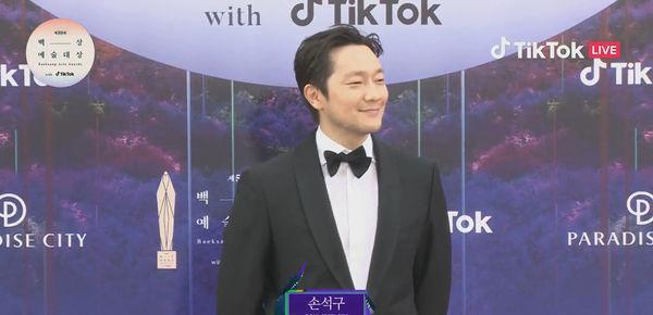 黑暗荣耀|百想孙锡久性感胡渣现身!《黑暗荣耀》男星西装领结帅气踏红毯