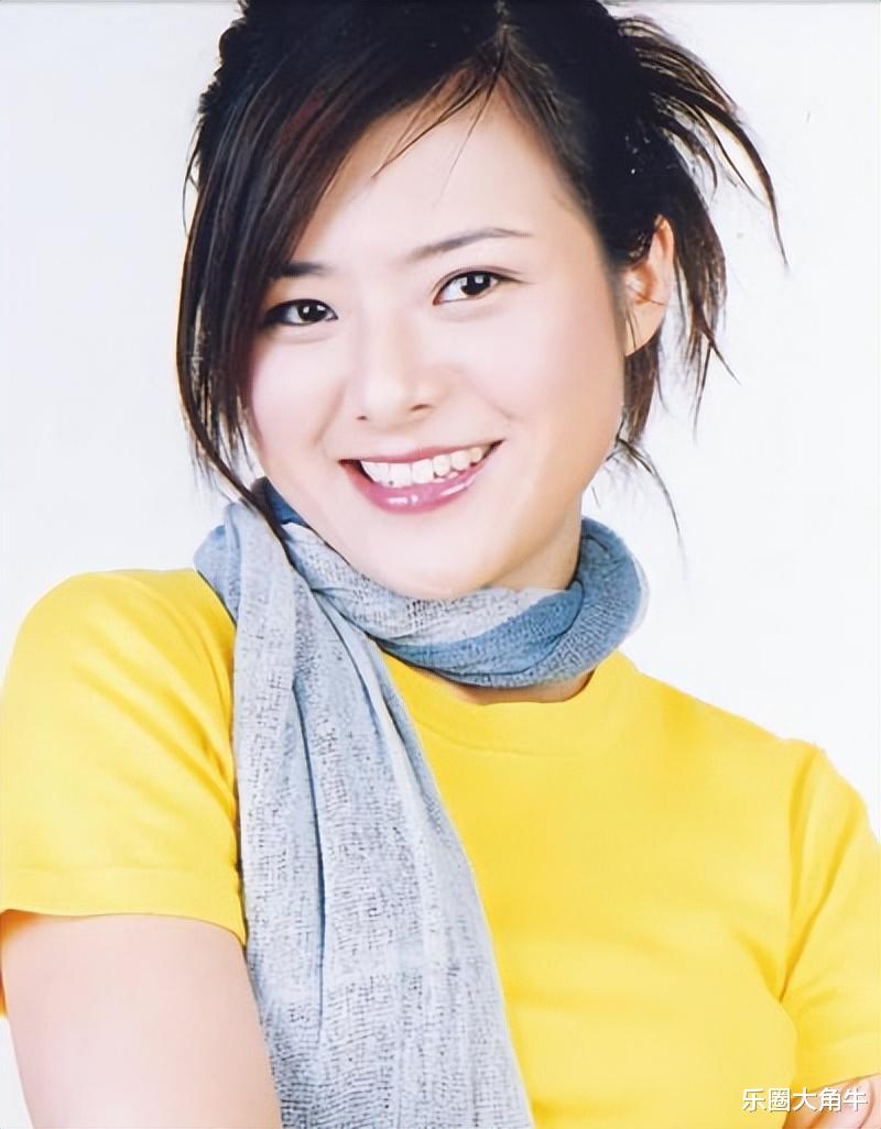 主持人陈辰罕晒全家福,41岁高龄生子,与小3岁老公似姐弟