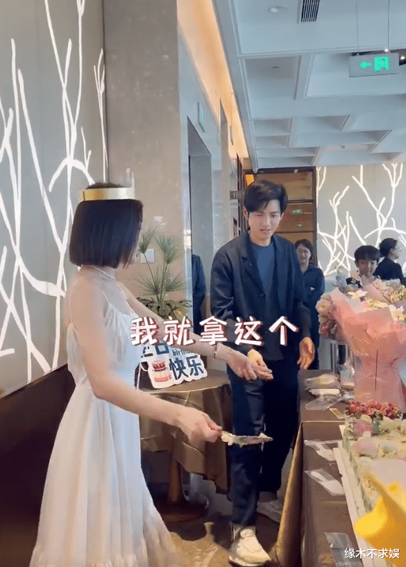 魏大勋疑为秦岚庆44岁生日,曝两人在三亚见过父母,有图为证!