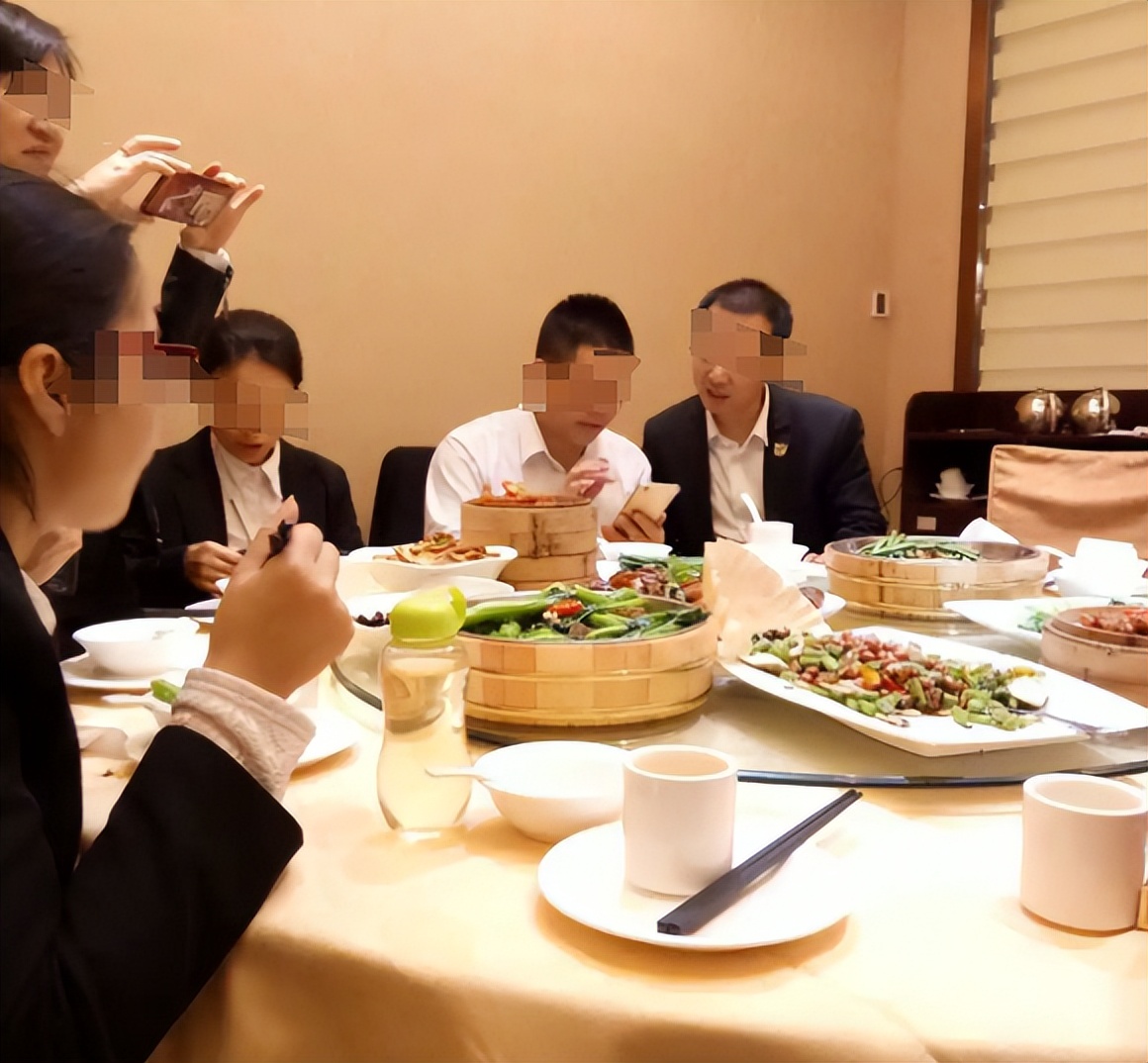 网传00后被要求陪酒后怒批领导，公司连忙否认，解释却越描越黑