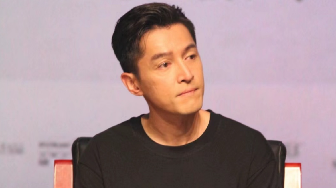 胡歌抑郁？脱离经纪人老婆掌控、多次发疯，薛佳凝或成导火线