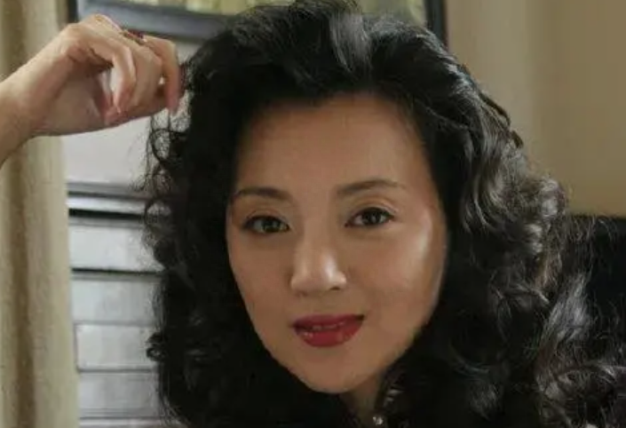 |她是最悲惨女演员：5次上央视春晚，却遭同行排挤，毁掉大好前程