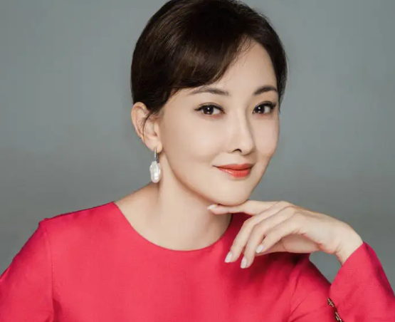 牛莉|牛莉：24岁嫁给大7岁普通男，8次登春晚，生3个孩子50岁依旧很美