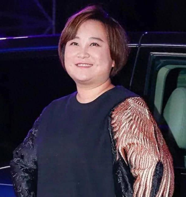 曝贾玲为新剧减重100斤!瘦出双眼皮颜值巅峰,脱胎换骨成女神!