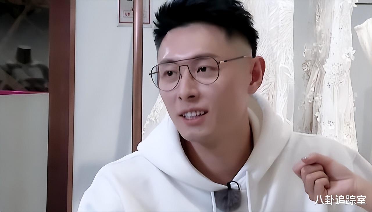 买超携2美女酒吧潇洒,白衣女神似张嘉倪,穿着清凉眼神暧昧拉丝