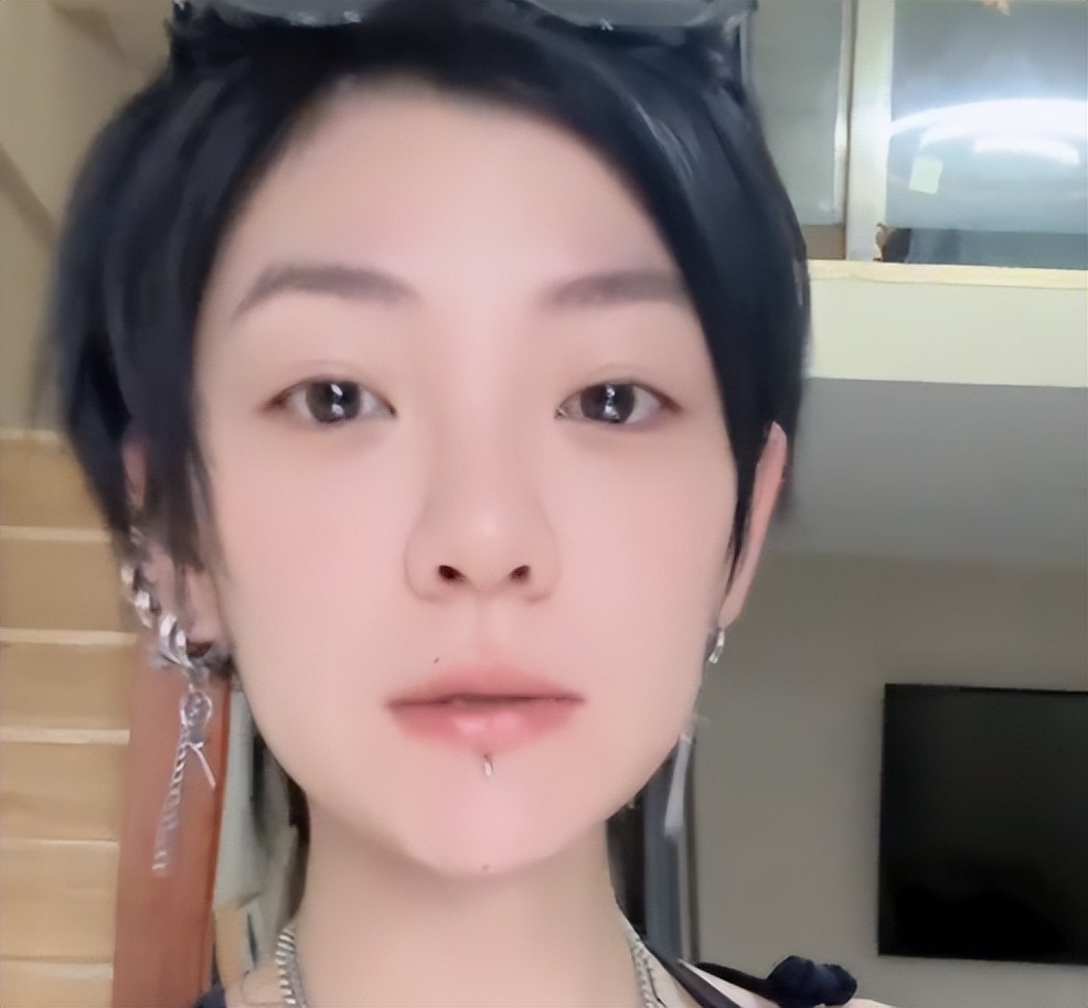 黑婚纱新娘结婚5年现状,被磨平了棱角,妆变淡眼无光疑回归家庭