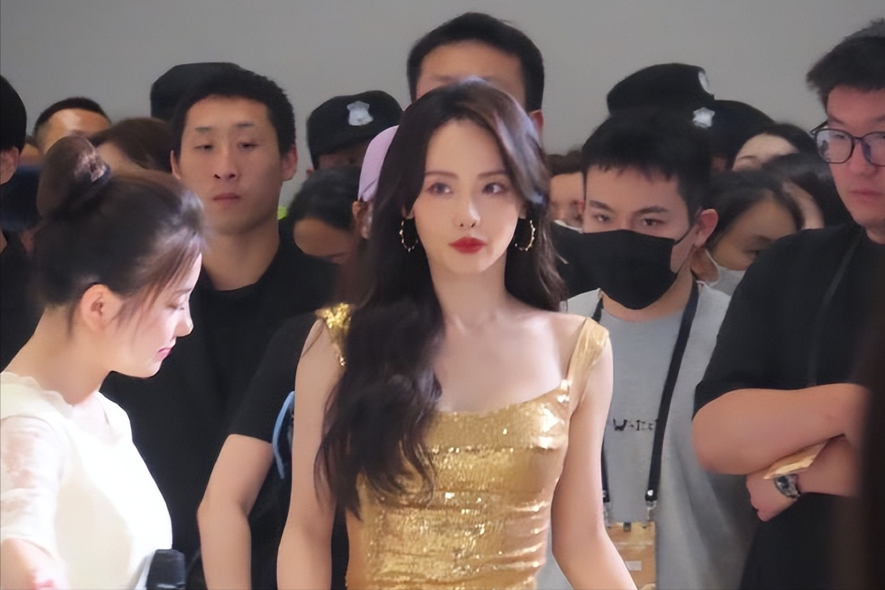 赵本山|张嘉倪屁股“太翘”引热议！被指身材“造假”，网友：买超他知道吗