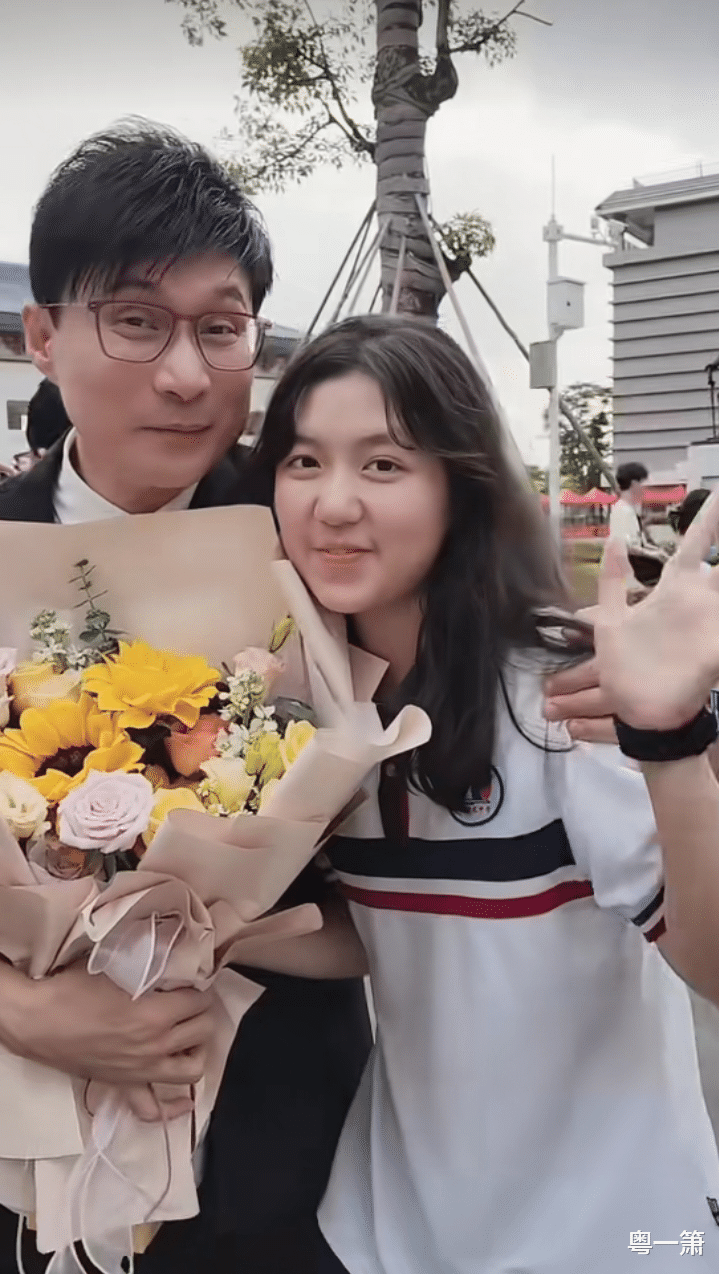 任永全|广东台主持人任永全手捧鲜花迎接女儿走出考场,网友纷纷送上祝福