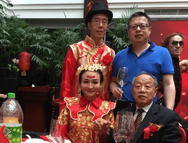 央视女主持曹晴:嫁美国遭家暴,挨饿没自由,一包卫生巾用一年