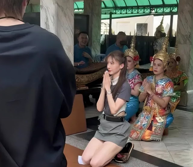 金晨|金晨又翻车了,一副排骨身材却穿泳衣,难怪被60岁吴玉芳比下去了