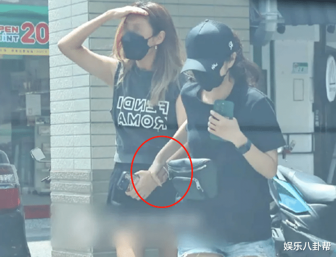 抑郁？安以轩神隐537天首露面，全副武装憔悴不堪，好友搀扶进诊所