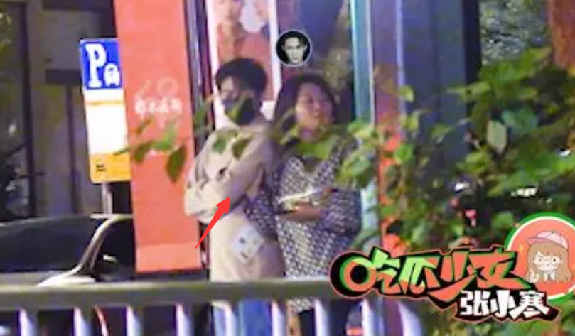 檀健次恋情疑曝光，与女生紧紧搂抱一同回酒店，对方身份被扒