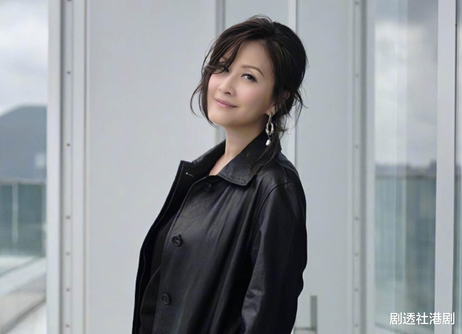 TVB前当家花旦突然复出，在地铁站拍节目，获网友大赞：高知女神