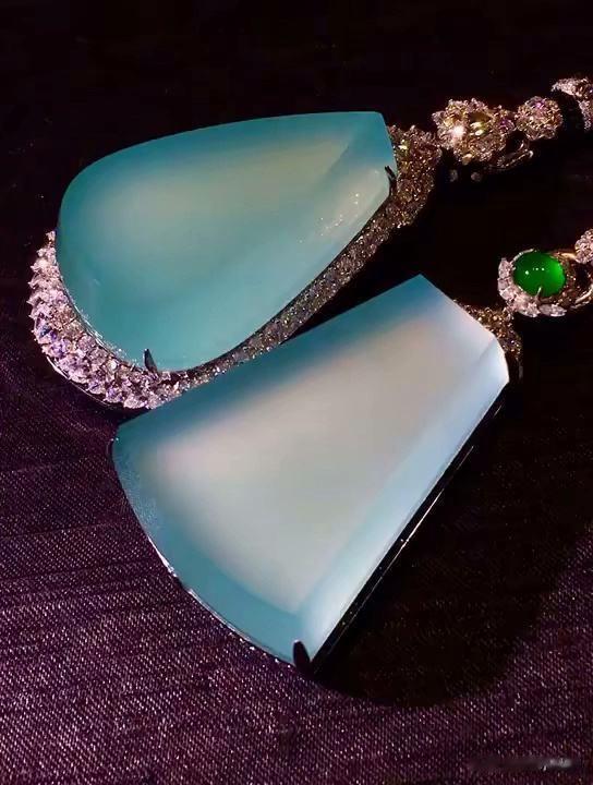 翡翠|百万级别的天空蓝翡翠,究竟长什么样子?