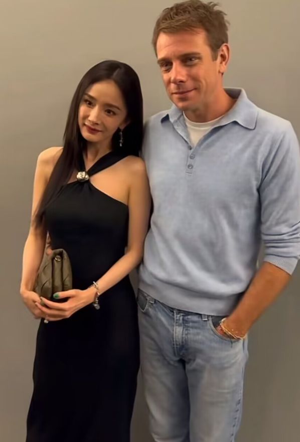 杨幂巴黎时装周近照翻车，泪沟法令纹太抢镜，生图暴露真实年龄