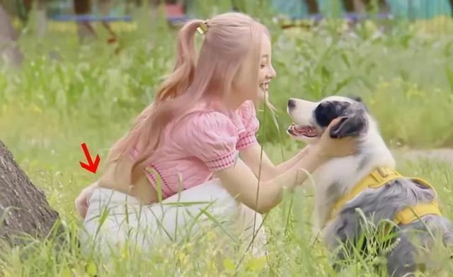 李小璐|做头发事件后,李小璐首度营业,穿露脐装显肚腩,引发怀孕疑云