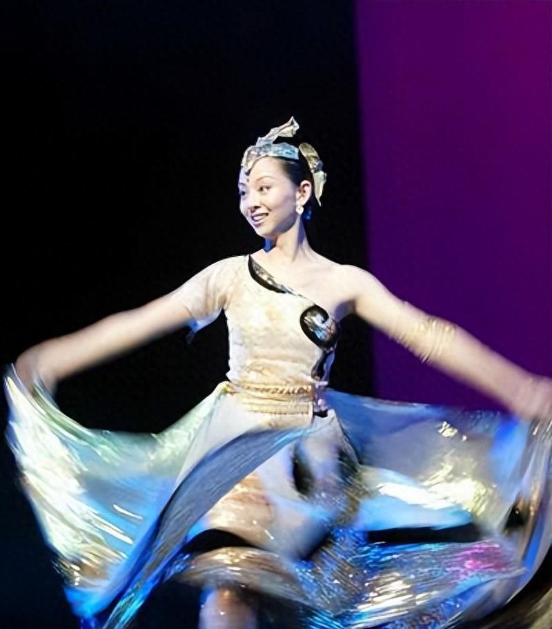 当年春晚“千手观音”聋哑人领舞,被富豪苦追8年,如今成了这样