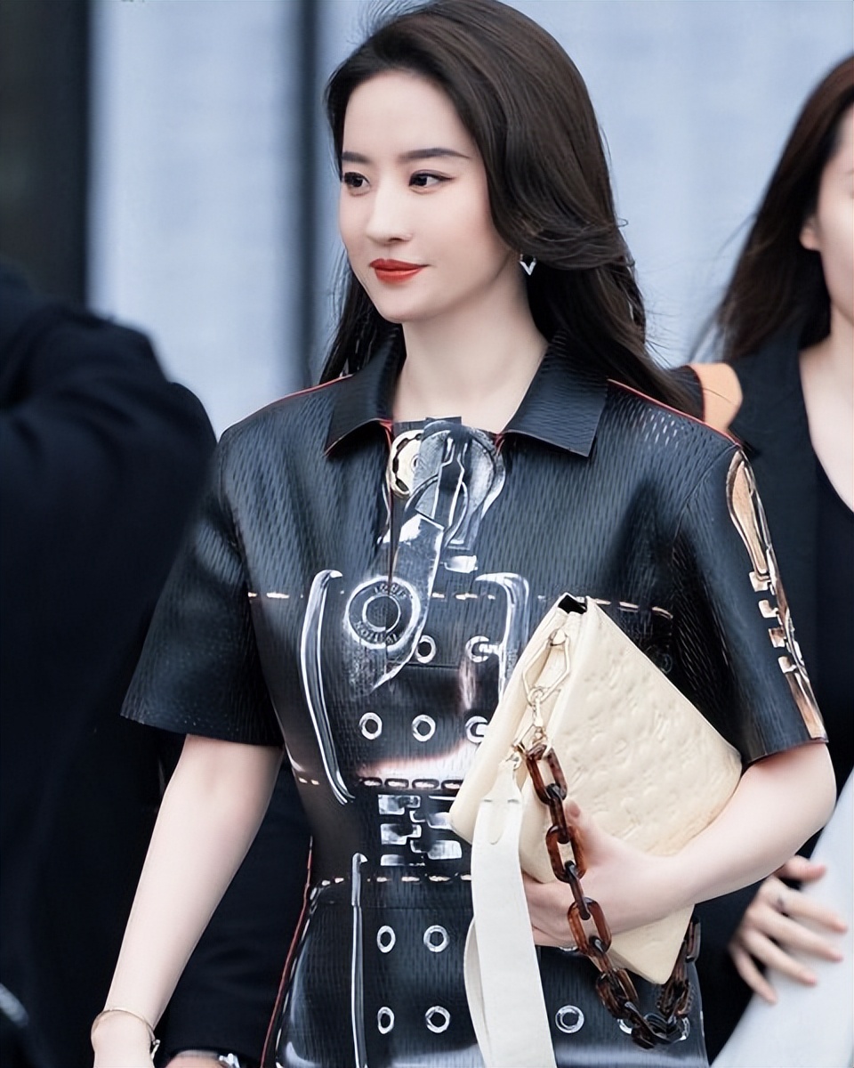 刘亦菲在巴黎美够了回国了!