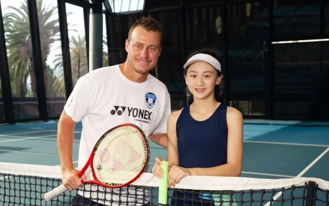 田亮|网友新加坡偶遇田亮，携妻子与好友聚餐，近状发福明显脸胖了一圈