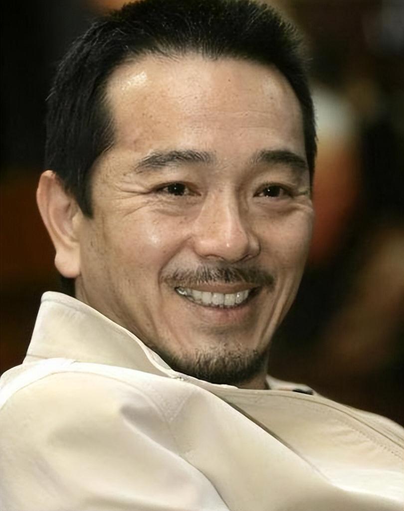 隐婚30年零绯闻，长期吃剩饭菜，一件衣服穿35年，却因直播被骂哭