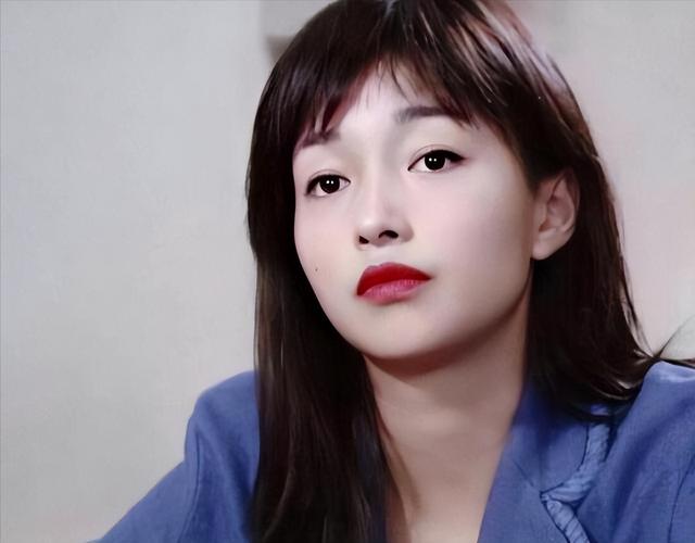 她曾是最美郭襄,被黎明狂追,却因精神病退圈,如今做了护士?