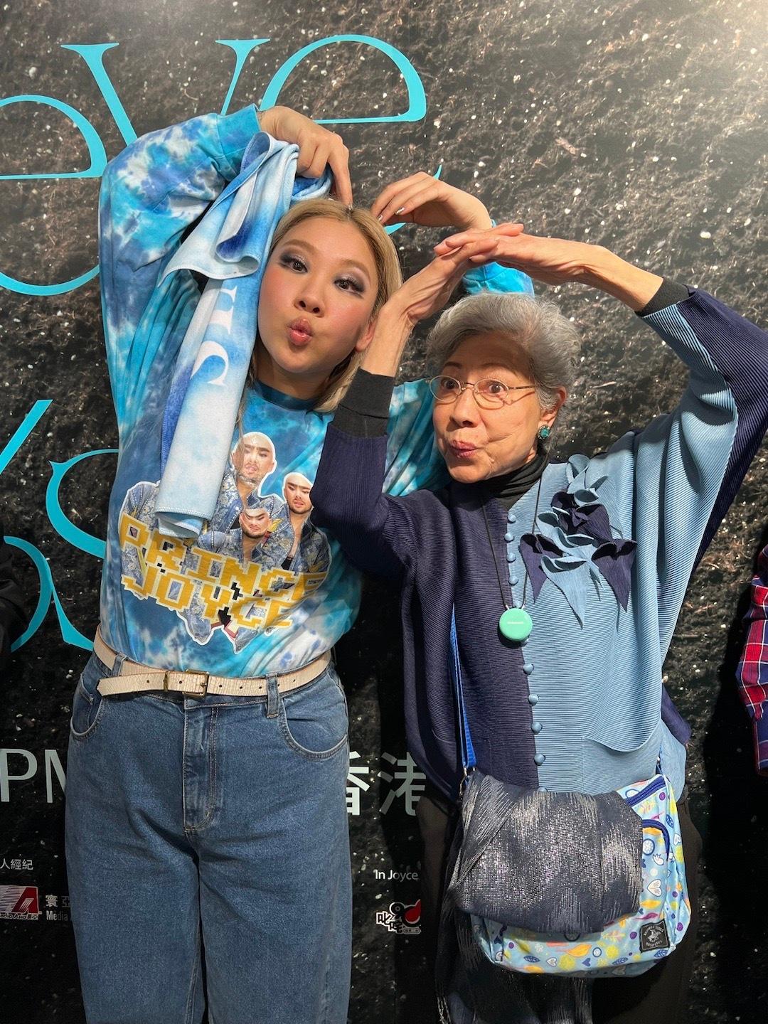 郑欣宜|郑欣宜开演唱会众星云集,搂干妈合影心情好,老爸郑少秋遗憾缺席