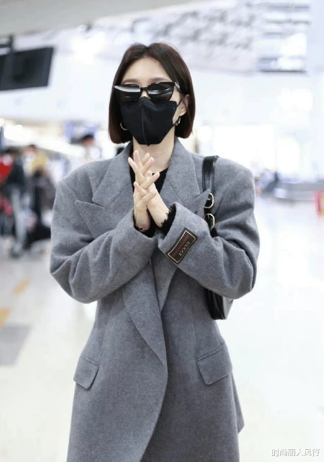 秦岚|43岁秦岚高调亮相机场！穿露脐装腹肌诱人超性感，真便宜魏大勋了