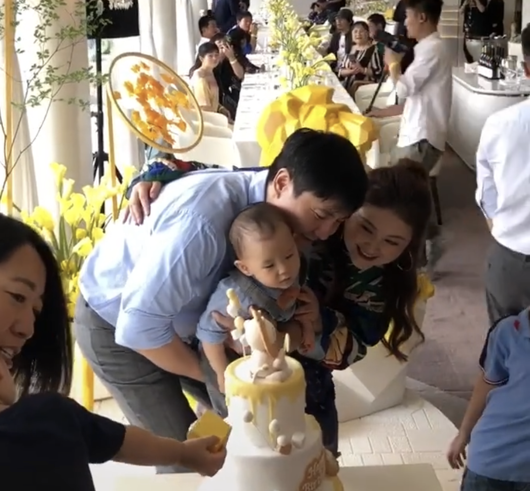 沈腾|沈腾带老婆参加婚礼,夫妻穿情侣装秀恩爱,以行动反击婚变传言