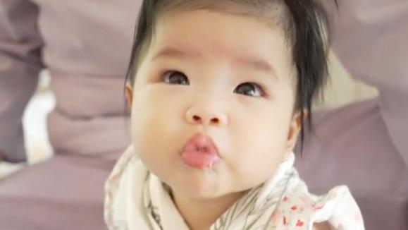 程晓玥晒女儿正脸照，胖豆被指像阿姨，不满5个月就练坐引争议
