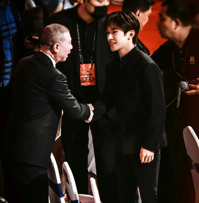 |华表奖现场座位位次,让流量爱豆在娱乐圈地位,显得极其尴尬