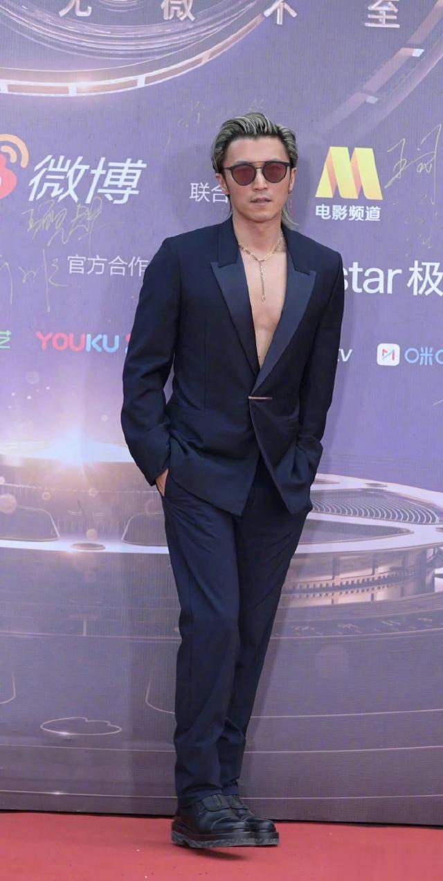 “真空西装”的风刮到了男明星圈,对比才知道,性感与油腻的区别