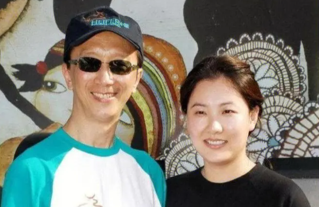 伏明霞|港媒曝伏明霞离婚且净身出户！百亿富商老公回应，结婚21年2儿1女