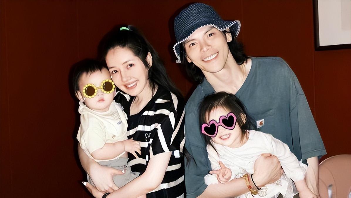 郭碧婷全家游迪士尼，不舍花30W办卡累到坐地，向佐穿黑丝引争议