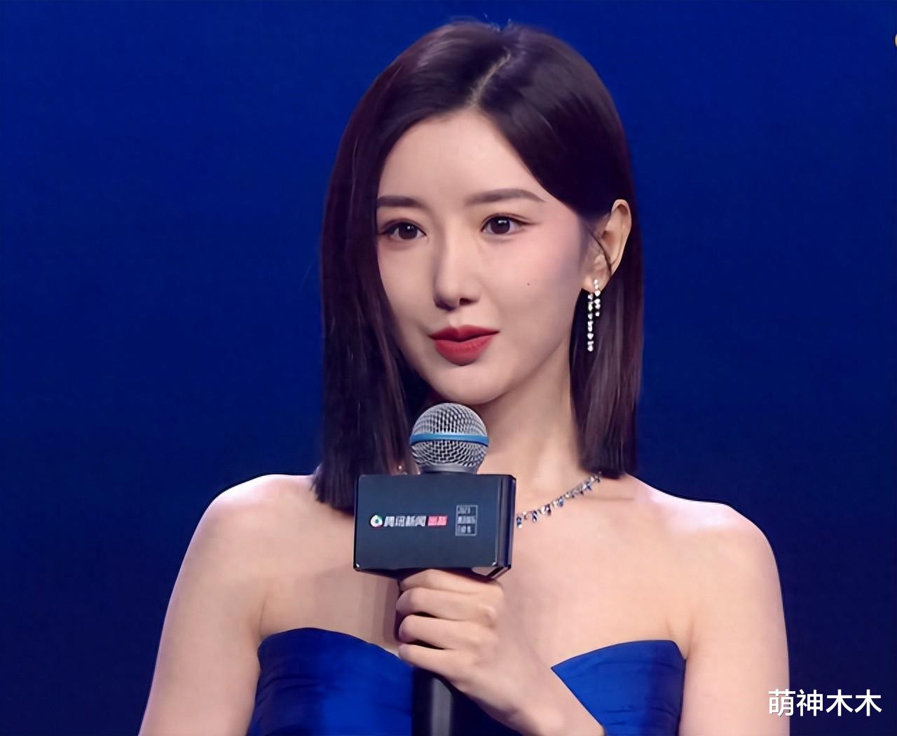 白皮书盛典镜头好真实:黄晓明发福,吴昕脸僵,魏大勋抬头纹抢镜