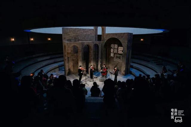 |阿那亚海浪电影周|抱紧电影,一起坠入深海