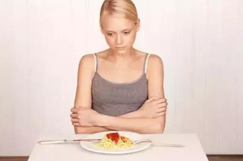 饮食|35岁模特患厌食症去世时仅23公斤，揭示了厌食症的残酷现实