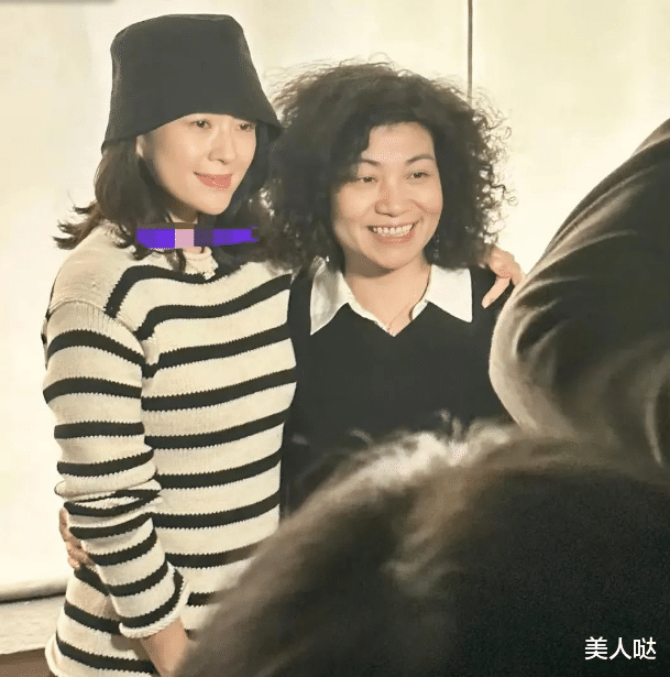 章子怡离婚后美回颜值巅峰，穿条纹毛衫甜美似少女，44岁美回了24岁