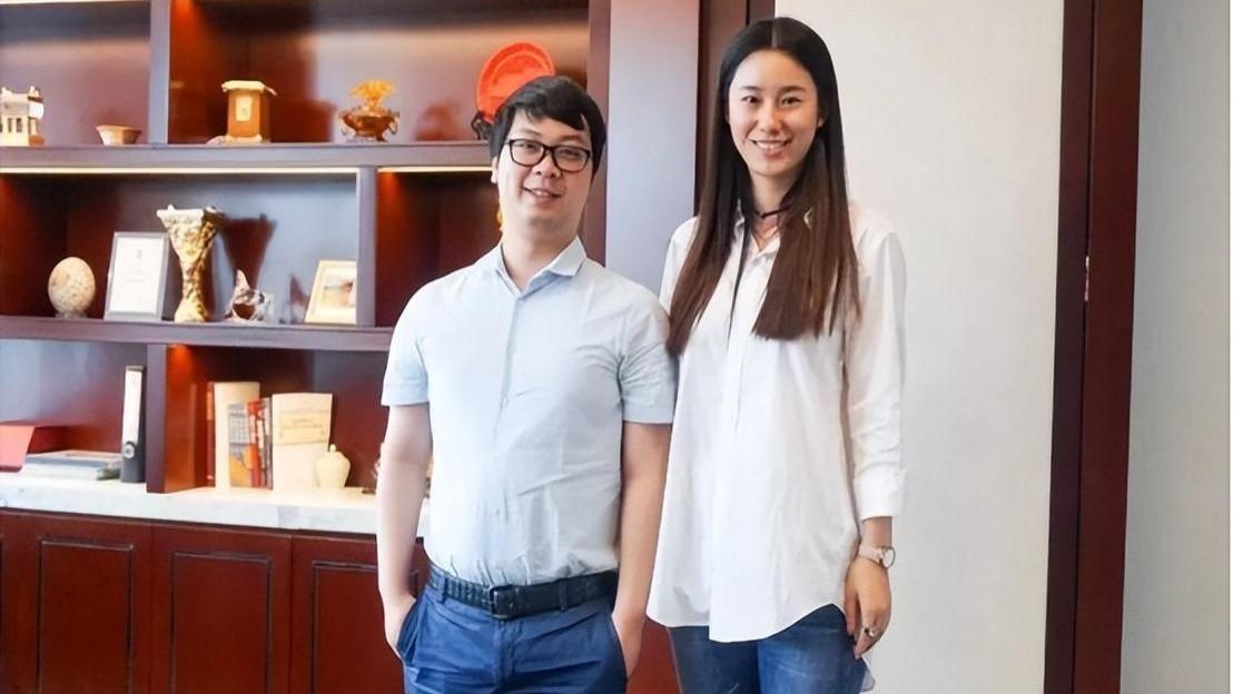 蔡徐坤|与继子争夺400亿集团的周婷：曾是电视台王牌主持，比丈夫小24岁