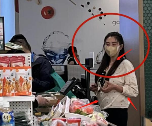 56岁王祖贤终于露面了!素颜出行身材膀大腰圆,拮据生活遭曝光