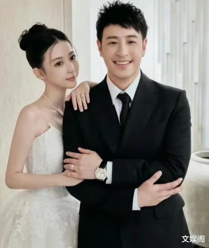 潘玮柏在巴厘岛补办婚礼,当众亲吻爱妻宣云,天王嫂培训班引热议