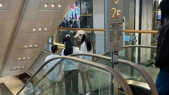 汪小菲带女儿和女友逛街，女儿背影似大S，要去新加坡和张兰过年